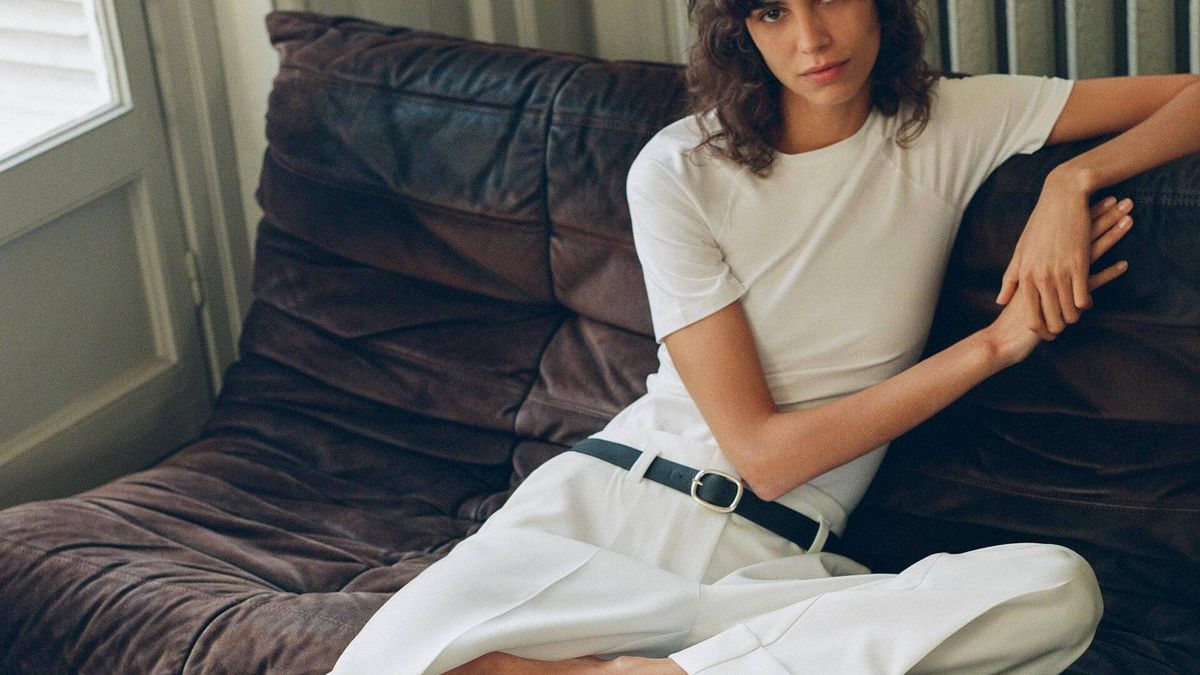El pantalón blanco perfecto lo tiene Zara y es genial para ir elegante y moderna esta primavera