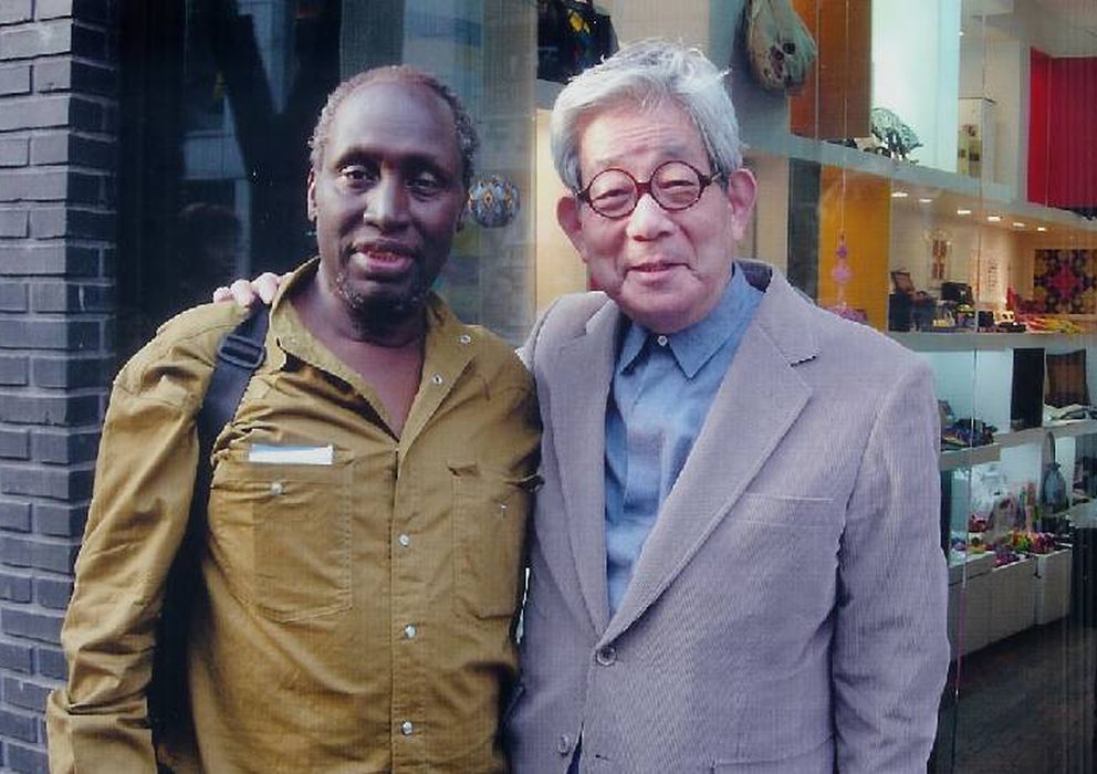 Foto: Ngugi wa thiong’o con el nobel japonés kenzaburō Ōe