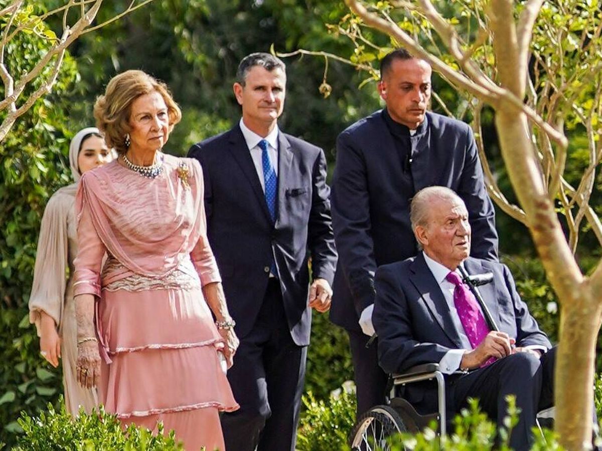 Foto: La reina Sofía y el rey Juan Carlos, en el palacio de Zahran. (Corte Real Hachemita)