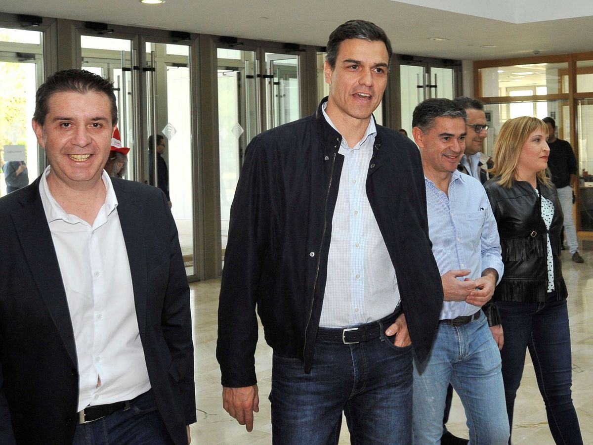 Foto: Santiago Cabañero junto a Pedro Sánchez. (EFE)