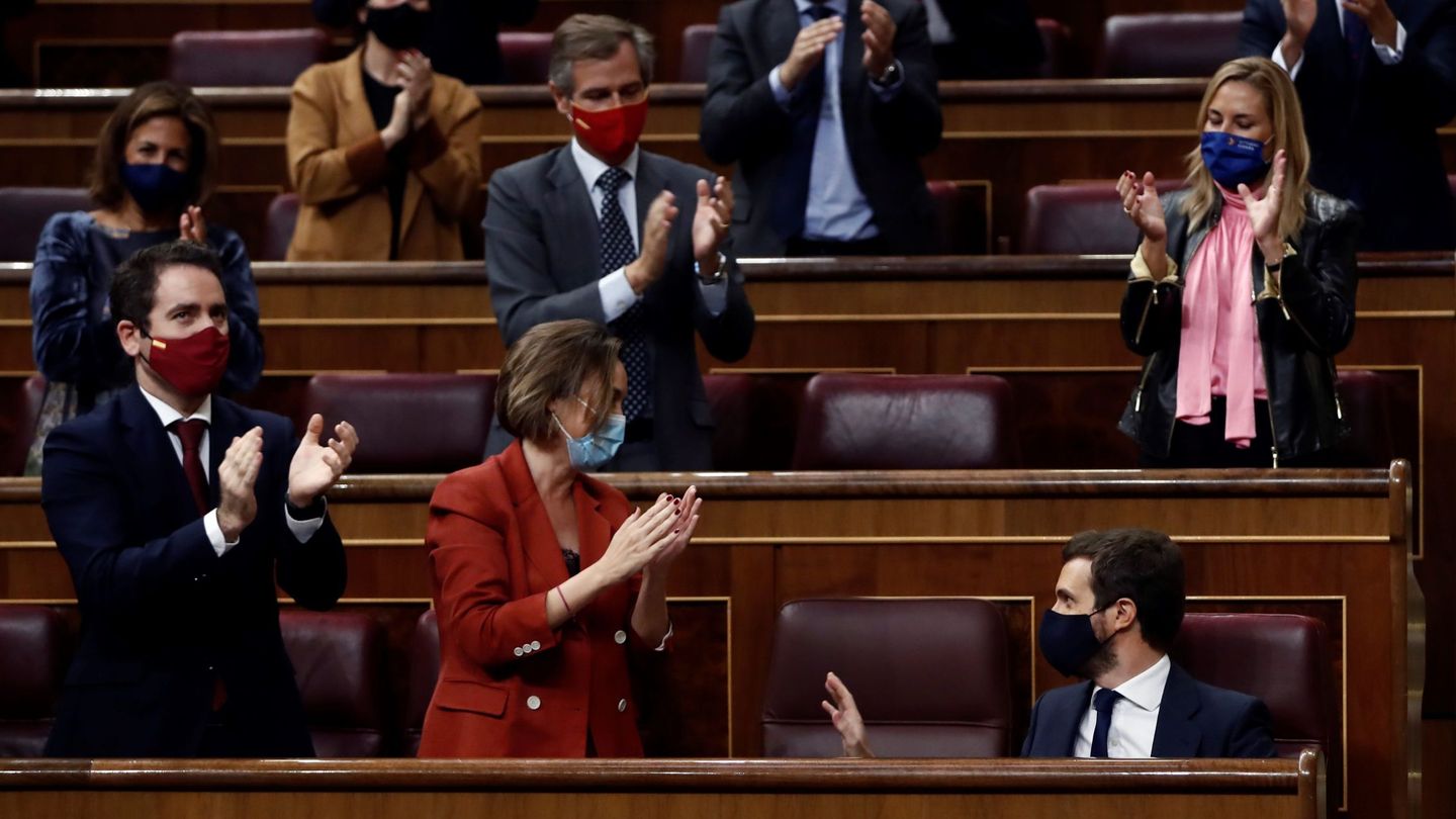 El líder del PP, Pablo Casado, es ovacionado por los miembros de su grupo parlamentario. (EFE)