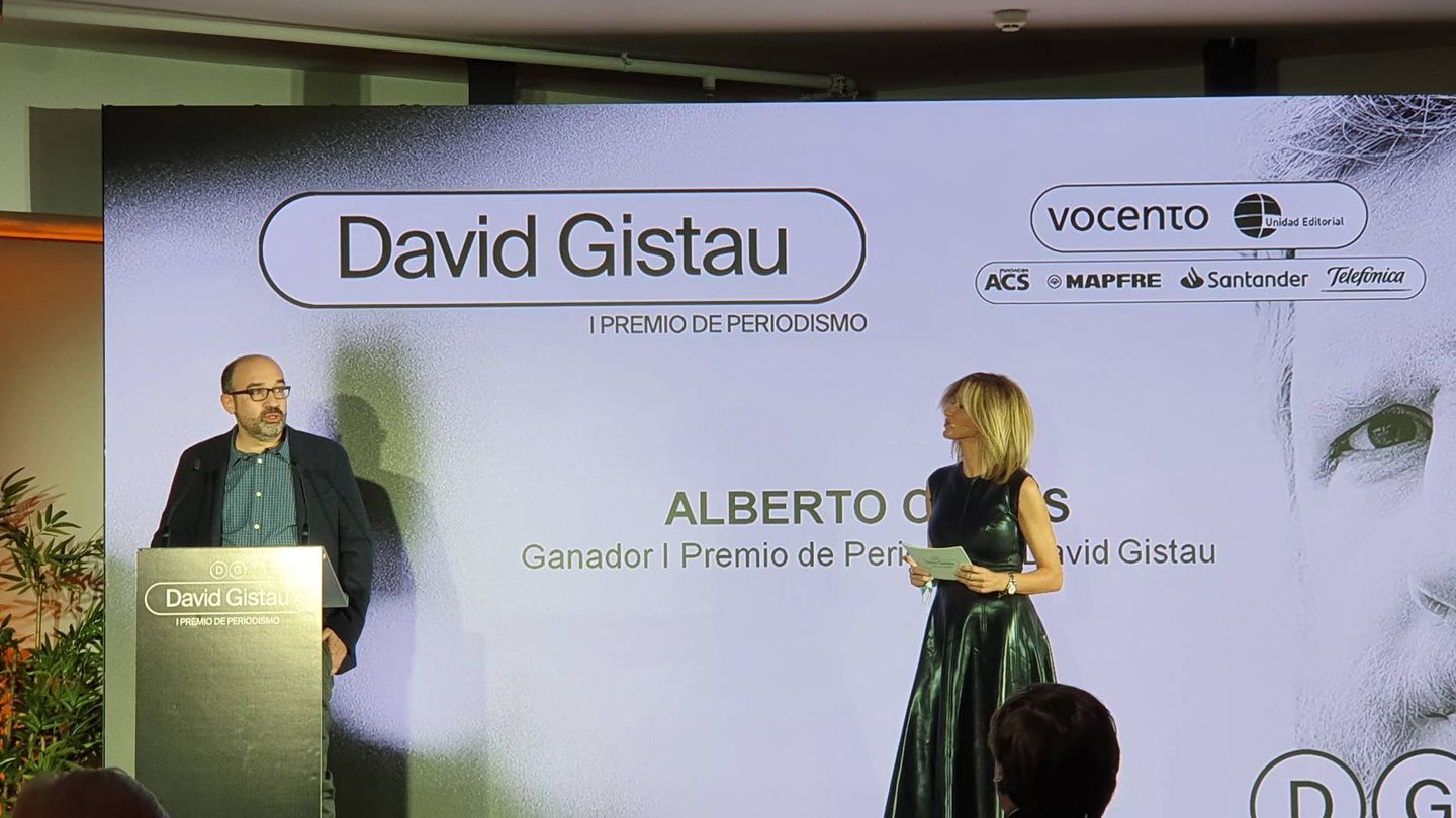Alberto Olmos agradece el premio David Gistau de Periodismo ante la atenta mirada de Susanna Griso.