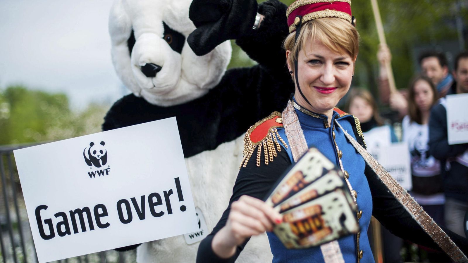 Foto: Activistas del Fondo Mundial para la Naturaleza (WWF, en inglés) exigen que se deje de subvencionar combustibles fósiles. (EFE)