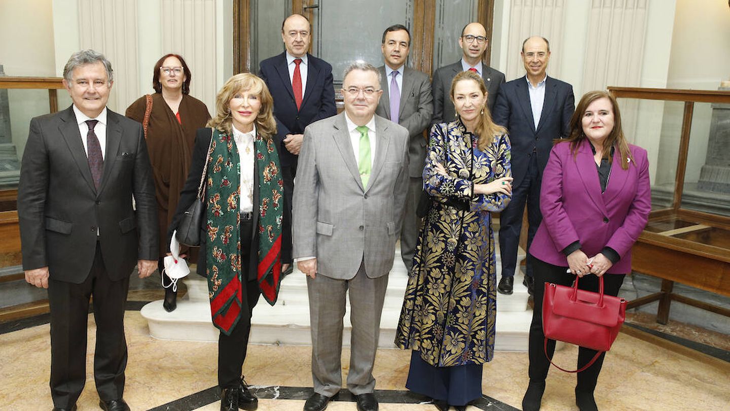Marzotto (segunda por la derecha), junto a otros de los asistentes a la inauguración. (LP)