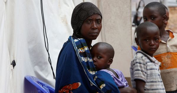 Foto: Una mujer y su hijo esperan tratamiento contra el ébola en Butemb durante la reciente epidemia en El Congo. (Baz Ratner / Reuters)