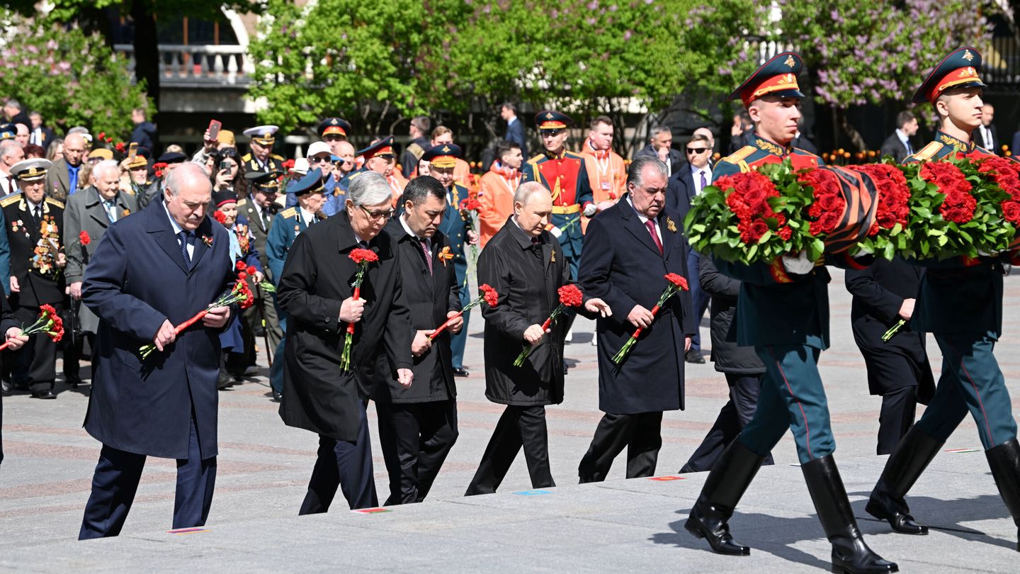 Belarusian President Alexander Lukashenko, Kazakh President Kassym-Jomart Tokayev, Kyrgyz President Sadyr Japarov, Russian President Vladimir Putin and Tajik President Emomali Rakhmon take part in a flower-laying ceremony at the Tomb of the Unknown Soldier on Victory Day, which marks the 78th anniversary of the victory over Nazi Germany in World War Two, in central Moscow, Russia May 9, 2023. Sputnik Alexei Maishev Pool via REUTERS ATTENTION EDITORS - THIS IMAGE WAS PROVIDED BY A THIRD PARTY.
