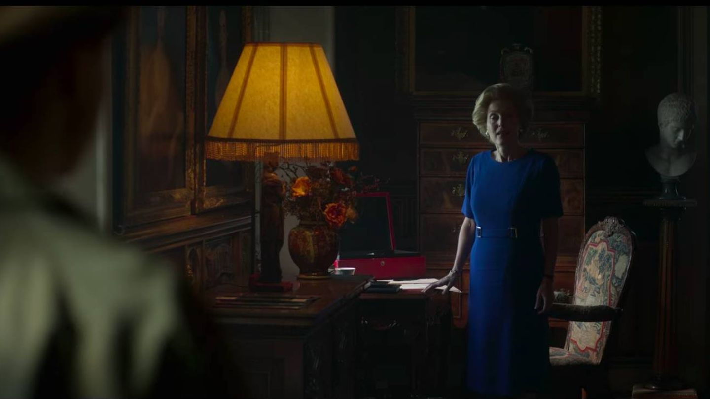 El personaje de Margaret Thatcher, junto a la supuesta silla de la reina Victoria. (Netflix)