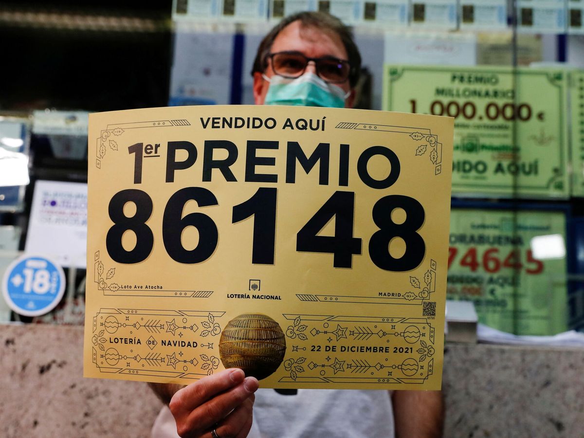 Foto: Javier Moñino, empleado de la administración de lotería de Atocha. (Reuters/Susana Vera)