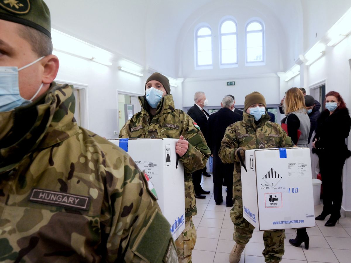 Foto: Soldados húngaros transportan vacunas de Pfizer (Reuters/Szilard Koszticsak)