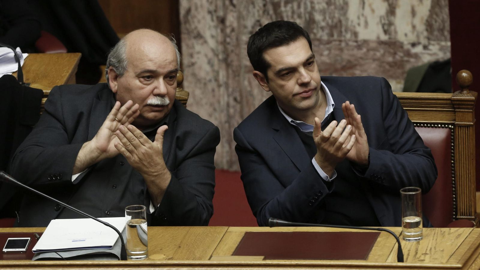 Foto: Nikos Vutsis y Alexis Tsipras en el Parlamento griego. (EFE)