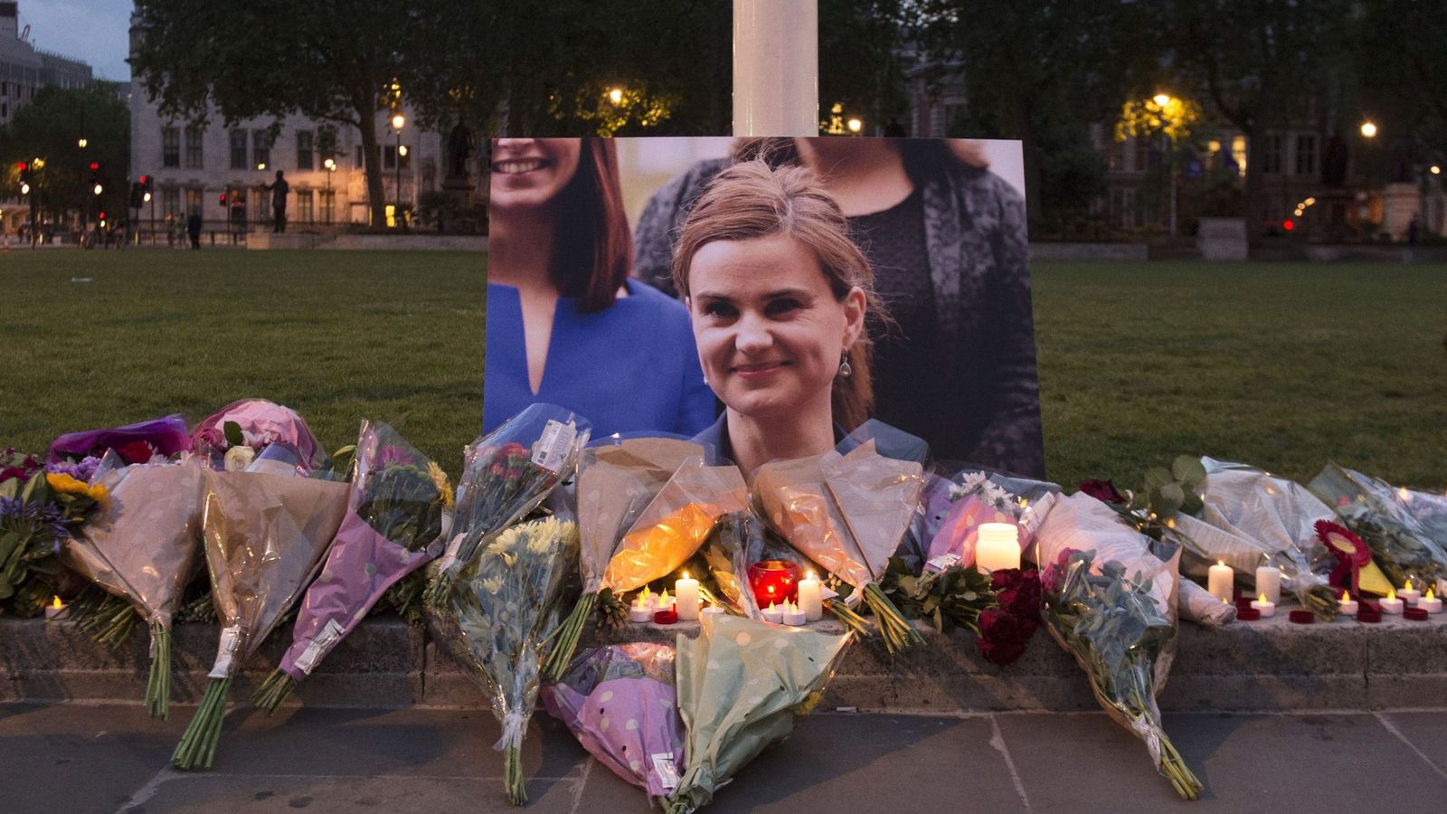 Foto: Tributo con flores y velas en memoria de la diputada británica Jo Cox. (EFE)
