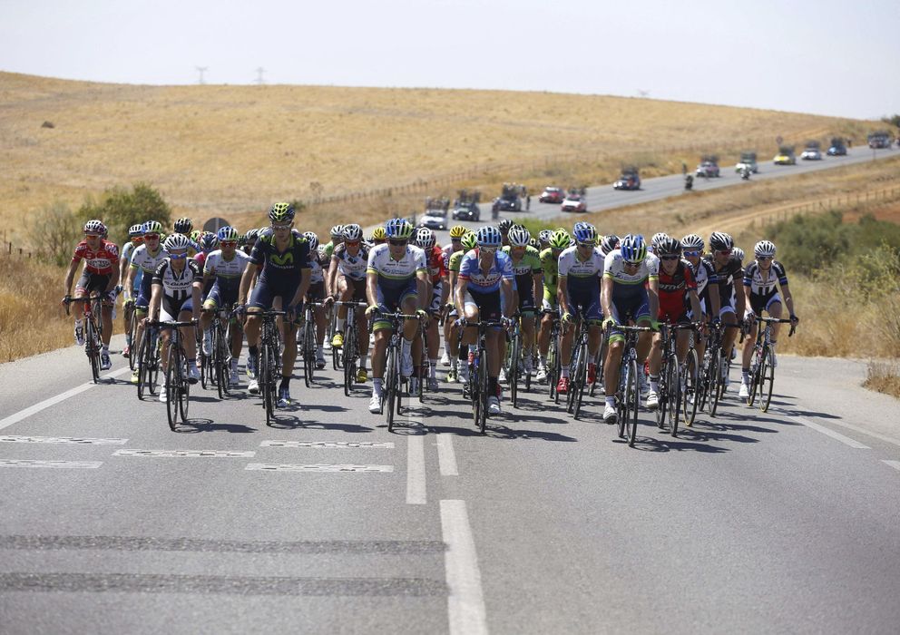Foto: El pelotón, durante la cuarta etapa de la Vuelta. 
