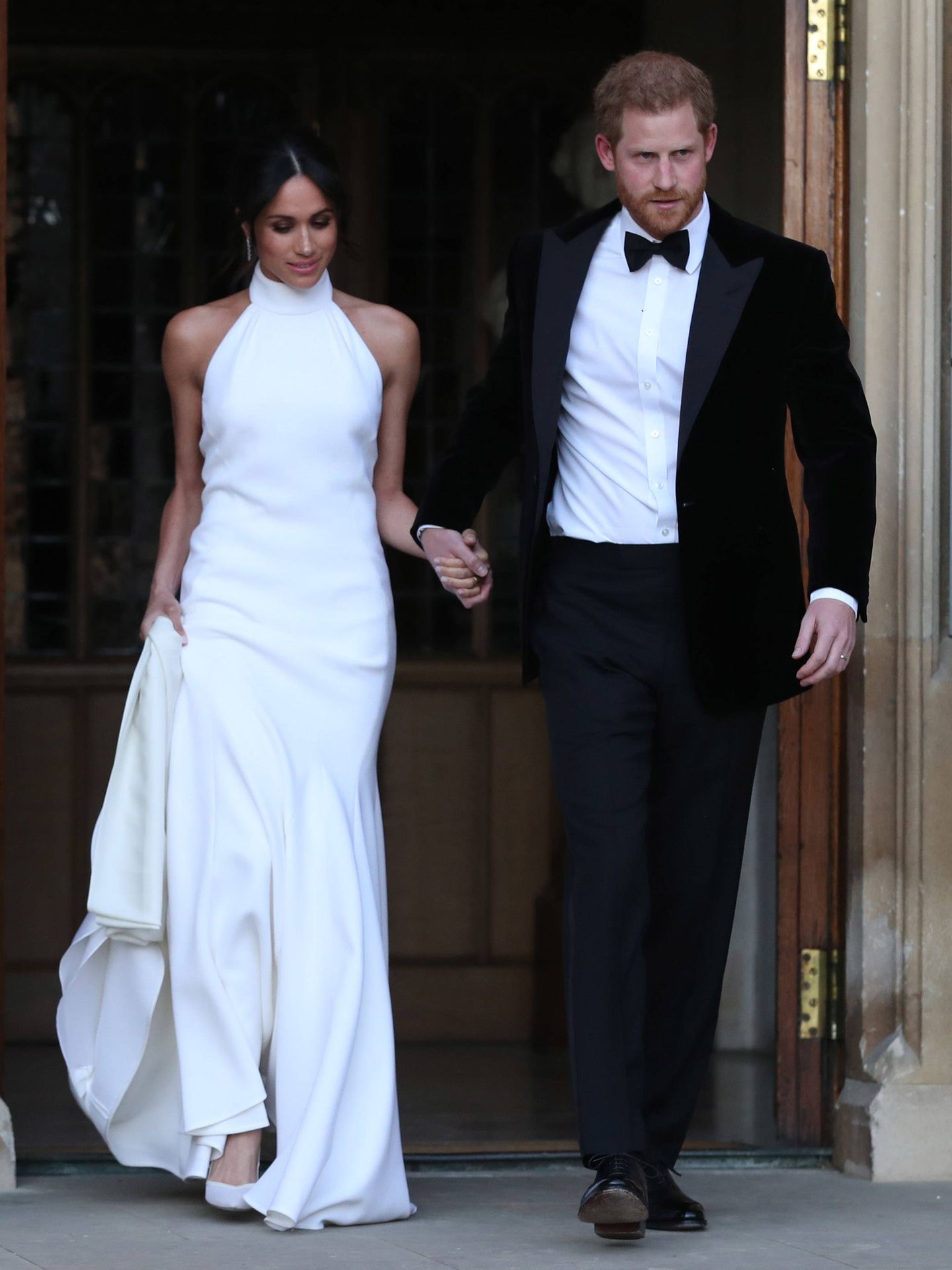 Meghan Markle luciendo un vestido de cuello 'halter' junto al príncipe Harry. (Getty) 