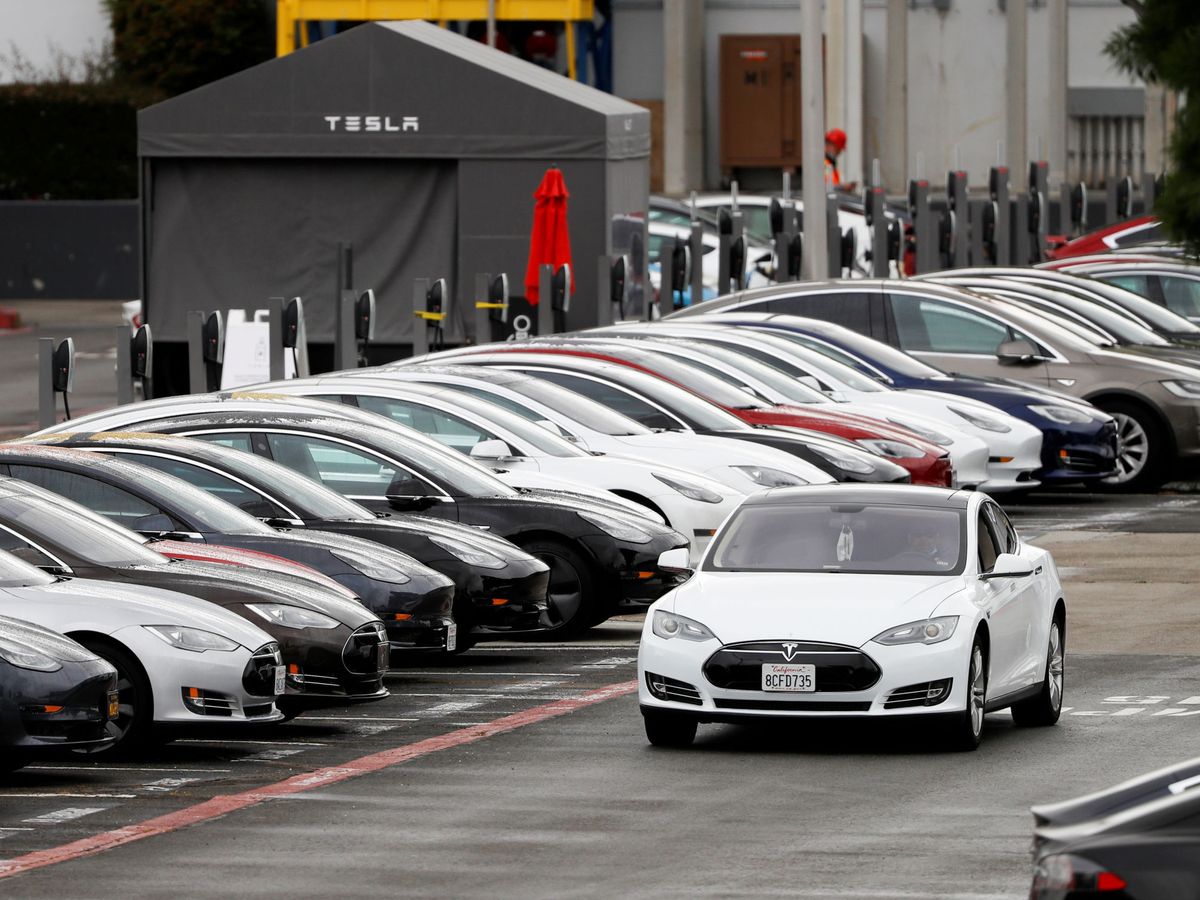 Foto: Aparcamiento de la fábrica de Tesla en Fremont. (Reuters)