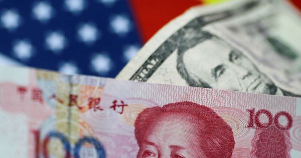 Foto: Ilustración de un dólar y un yuan sobre sus banderas (Reuters)