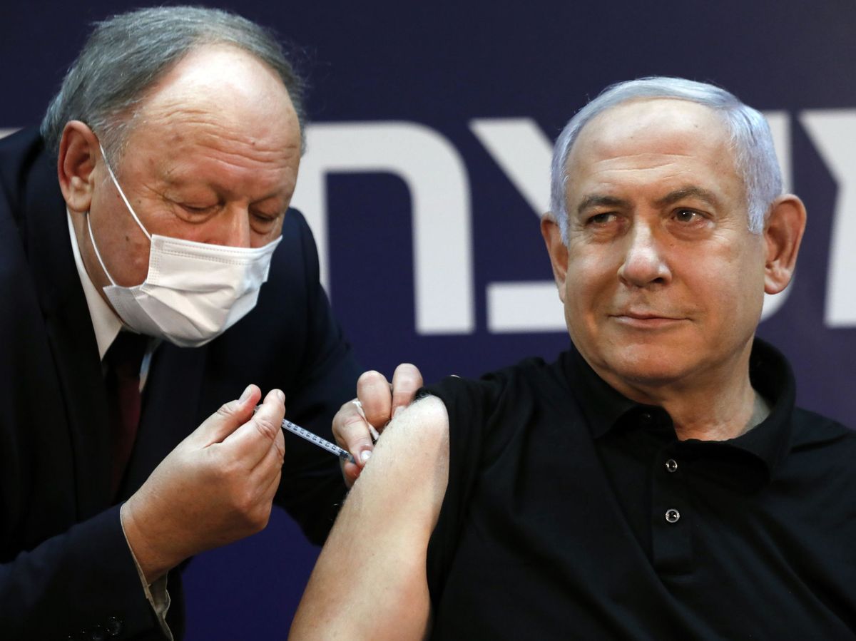 Foto: El primer ministro israelí, Benjamín Netanyahu, recibe una vacuna. (EFE)