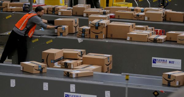 Foto: Un empleado de Amazon prepara paquetes para su envio. (Reuters)