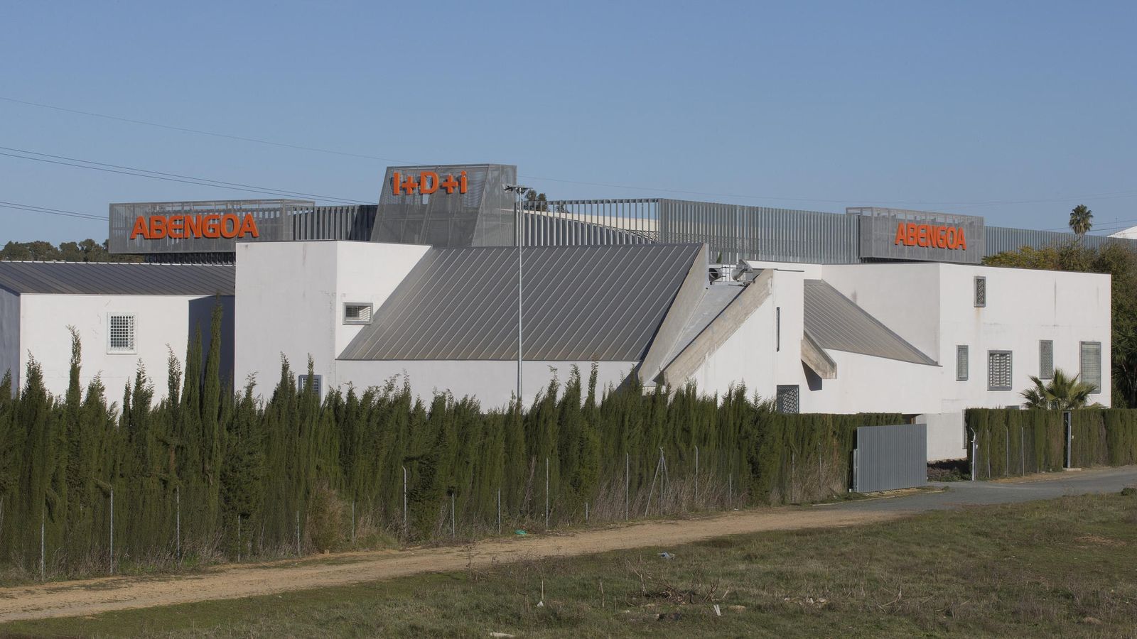 Foto: Exterior del complejo de Abengoa Water en Dos Hermanas (Sevilla). (EFE)