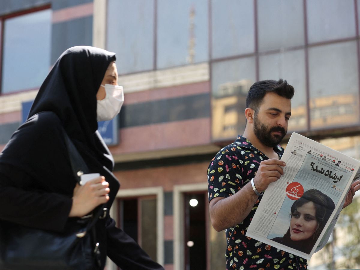 Foto: Un hombre lee el periódico con la foto de Mahsa Amini en la portada. (Reuters)