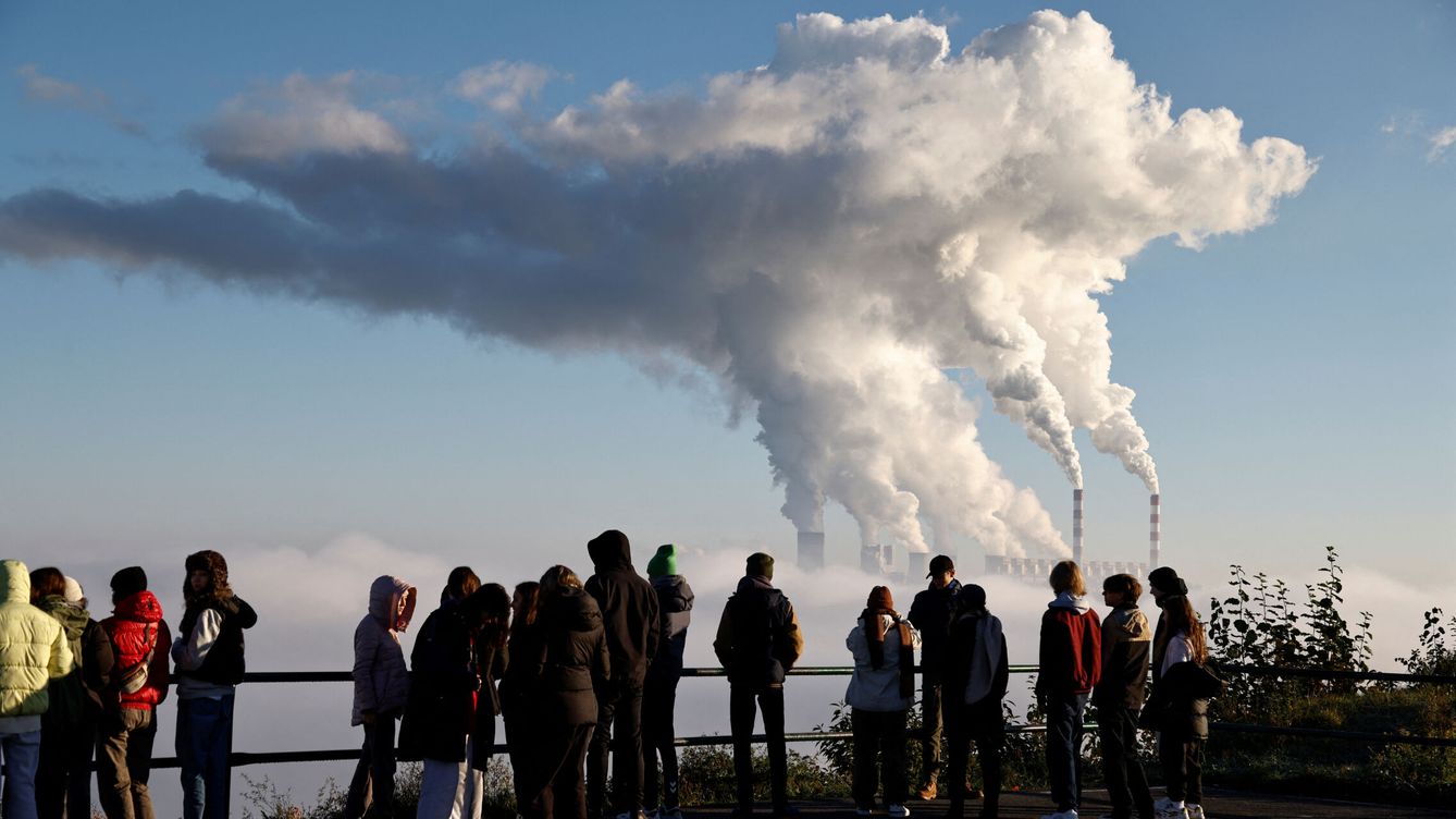 Foto: Una multitud observa el vapor elevándose desde la Estación Eléctrica de Belchatow, la mayor planta de carbón de Europa, en Zlobnica, Polonia. (Reuters/Kuba)