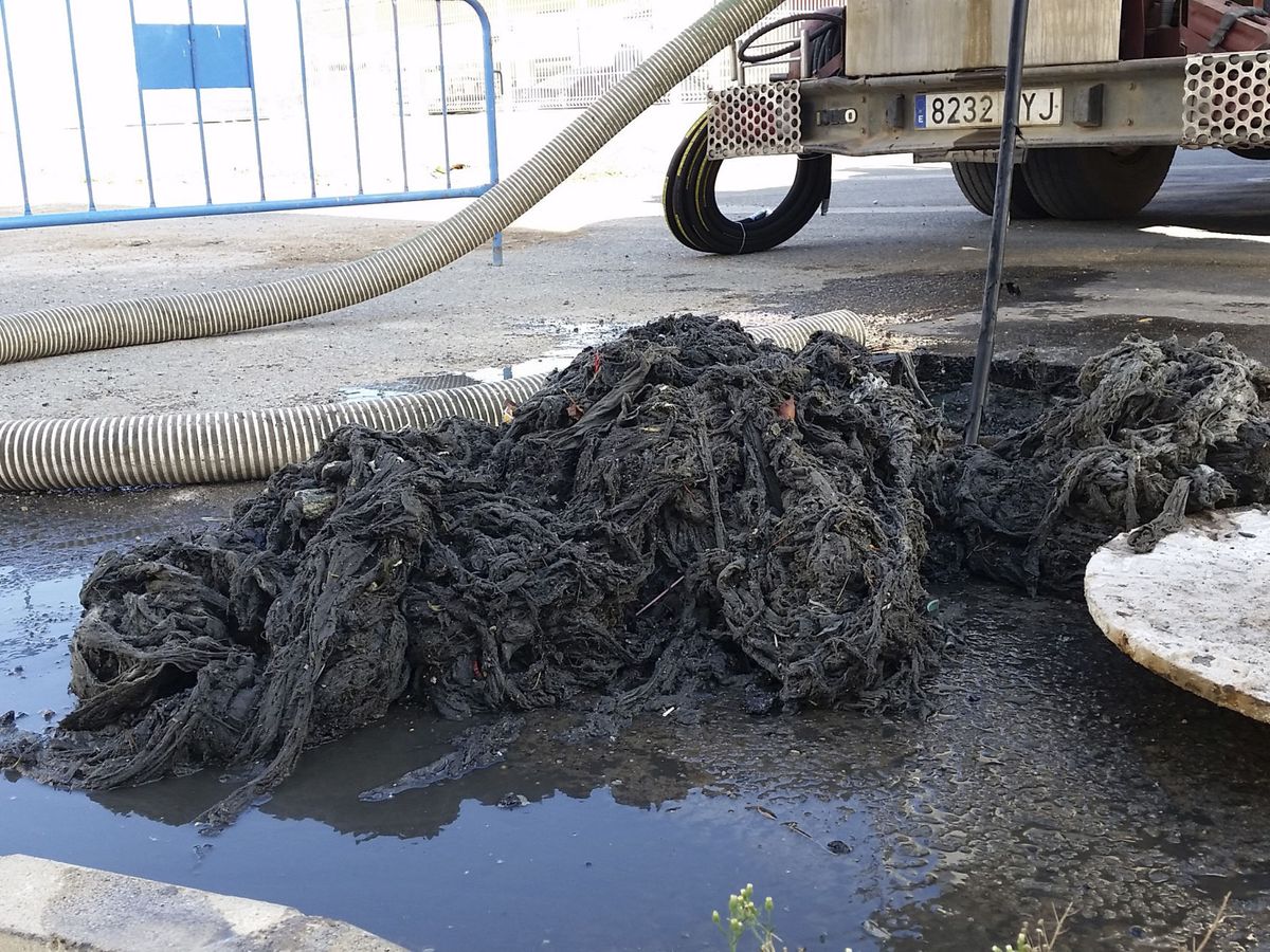Foto: Toallitas de 350 kilogramos de peso que en 2016 provocaron un desbordamiento de un colector en San Javier, Murcia. (EFE)