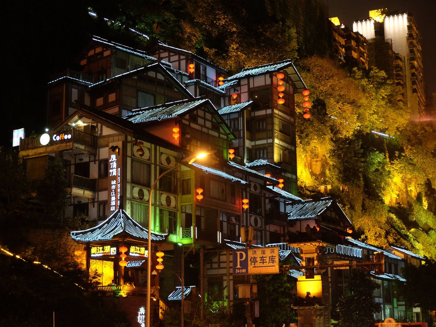 Edificios antiguos de Hong Ya Dong en Chongqing, China, los cuales parecen haber salido de la película de Miyazaki. (iStock)