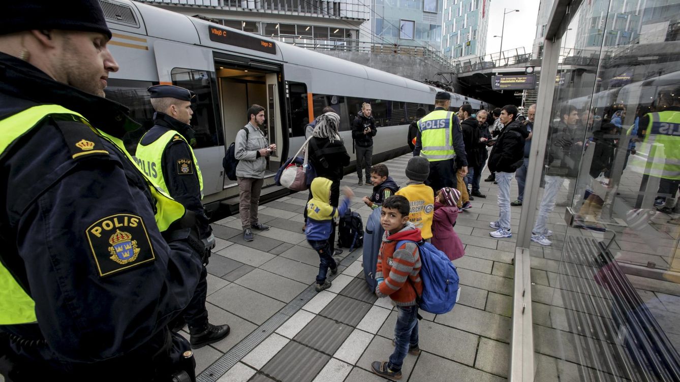 Foto: Menores refugiados, ante los controles de la policía danesa en el puente de Malmö, entre Dinamarca y Suecia. (Reuters)
