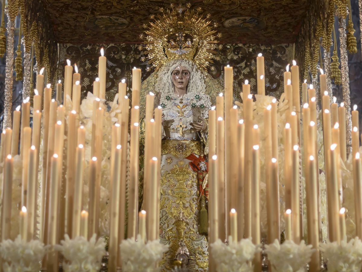 Foto: La Virgen de La Esperanza Macarena en la salida de Estación de Penitencia en la Semana Santa de Sevilla. (EFE/Raúl Caro)