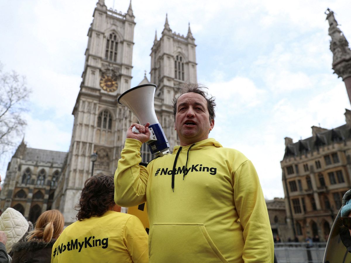 Foto: Graham Smith, megáfono en mano, y autor del libro 'Abolish the Monarchy'. (Reuters/May James)