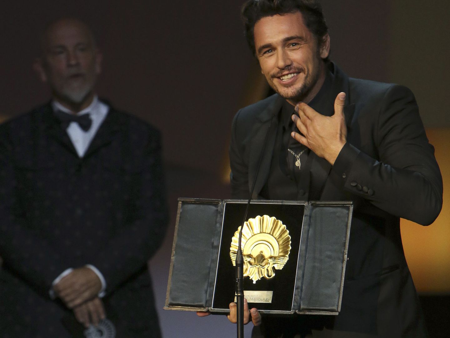 James Franco recoge la Concha de Oro a la Mejor Película por 'The Disaster Artist'. (Efe)