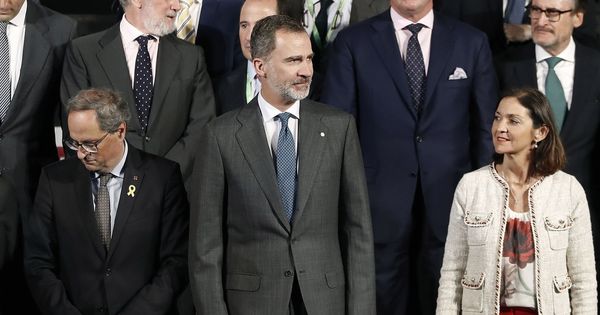 Foto: El Rey Felipe VI; el presidente de la Generalitat, Quim Torra (i), y la ministra de Industria en funciones, Reyes Maroto (d) durante la inauguración de la edición del centenario del Automobile. (EFE)