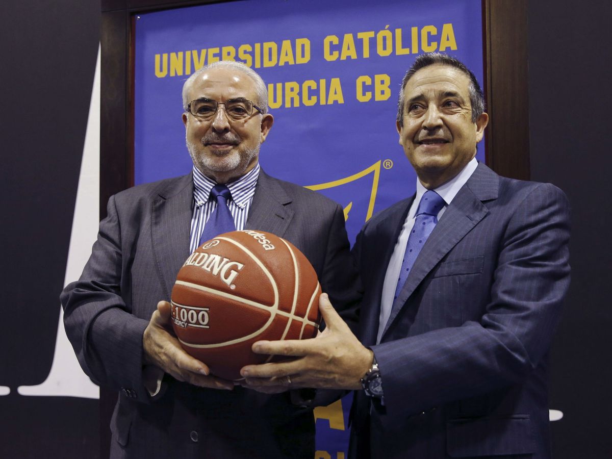 Foto: José Luis Mendoza, a la izquierda, en una foto de archivo durante un acto relacionado con el club de baloncesto de la UCAM. (Foto: EFE)