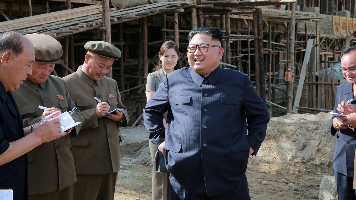  Kim Jong-Un, visitando unas obras. (Reuters)