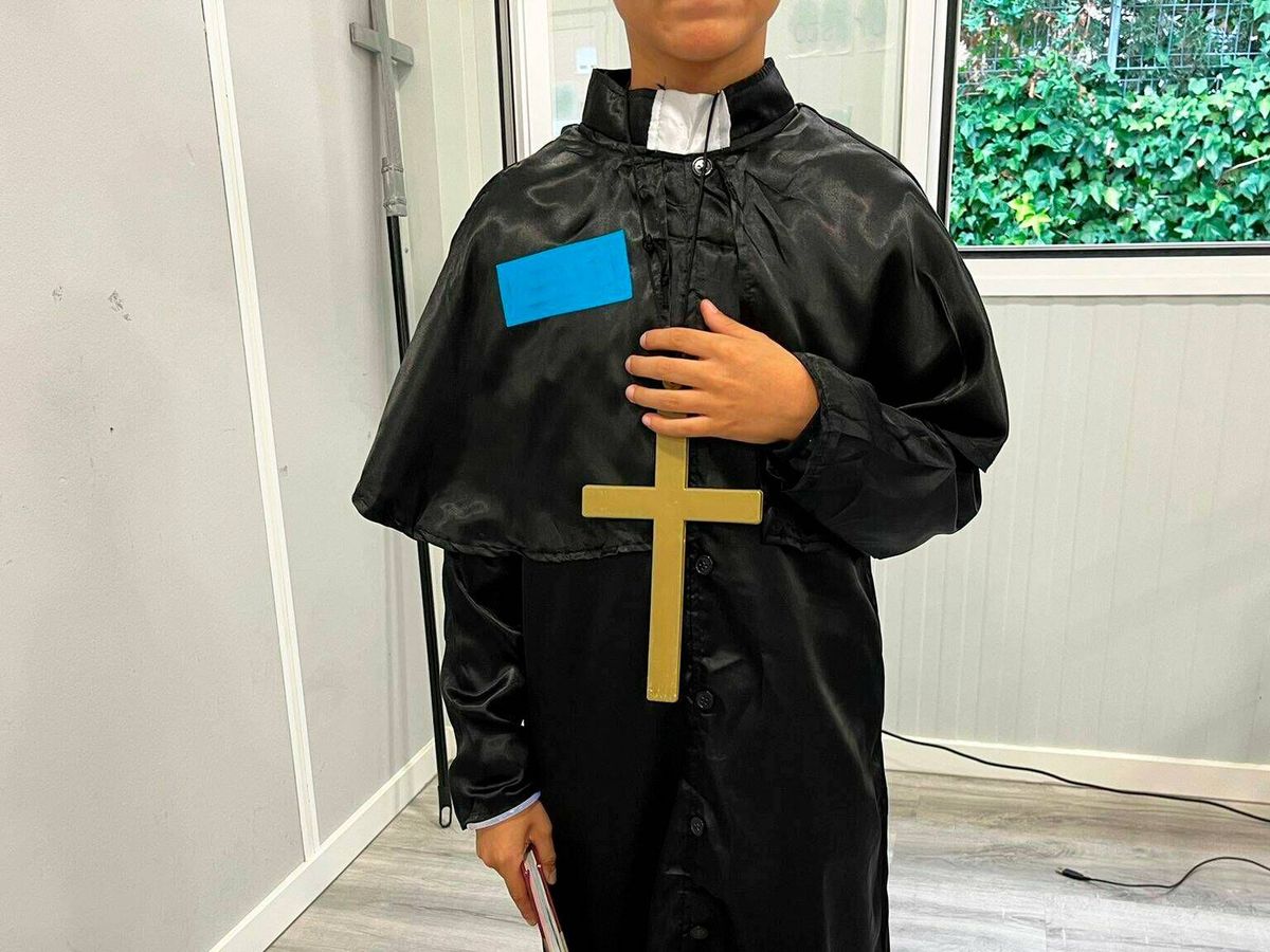 Foto: Un niño disfrazado de sacerdote en la fiesta de Holywins. (A. F.)