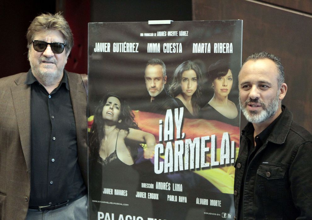 Foto: Andrés Vicente Gómez junto al actor Javier Gutiérrez, durante la presentación del musical '¡Ay Carmela!' (EFE)
