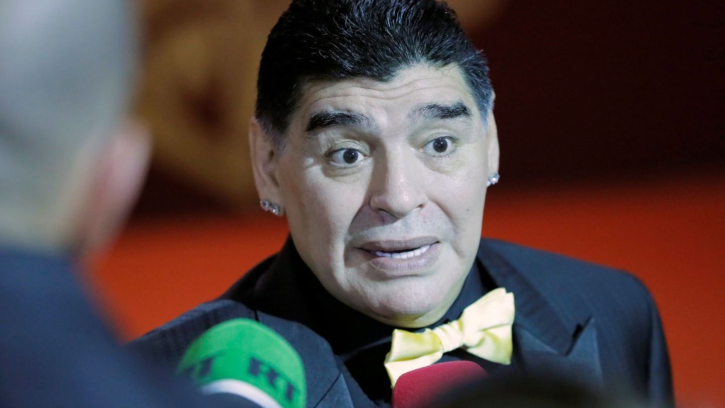 Diego Maradona atiende a los medios de comunicación. (EFE)