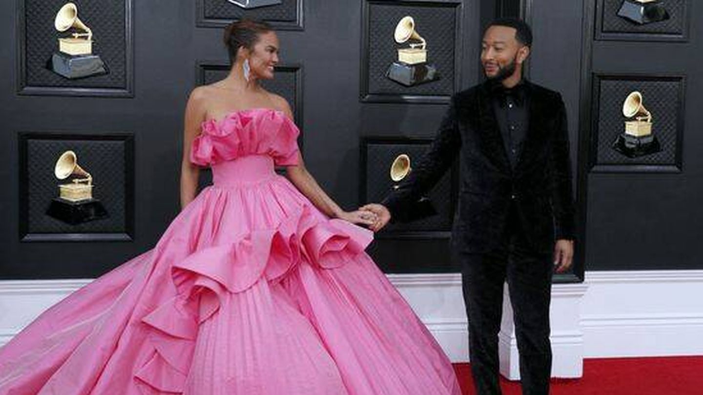  Chrissy Teigen y John Legend, en los Grammy. (Reuters/Maria Alejandra Cardona)