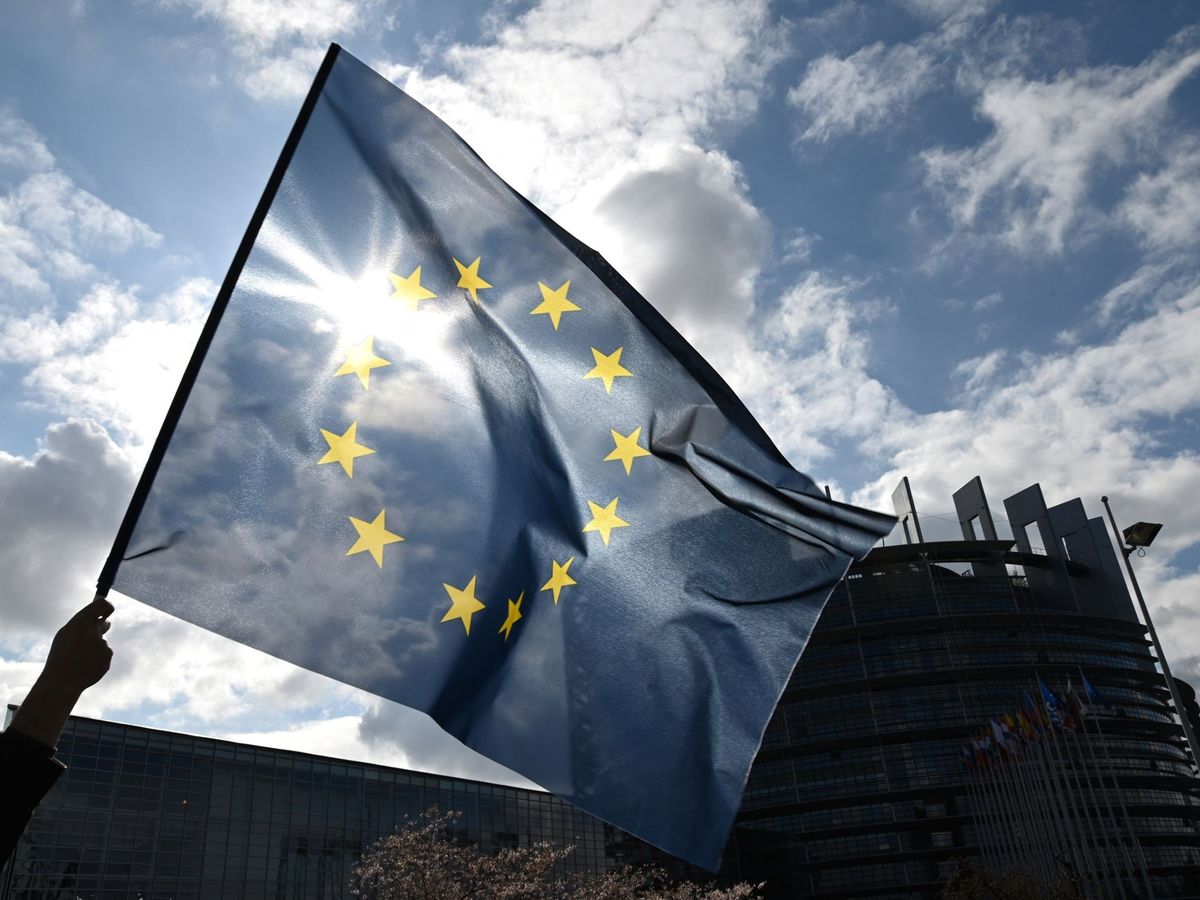 Foto: Una persona sostiene una bandera de la Unión Europea. (EFE)