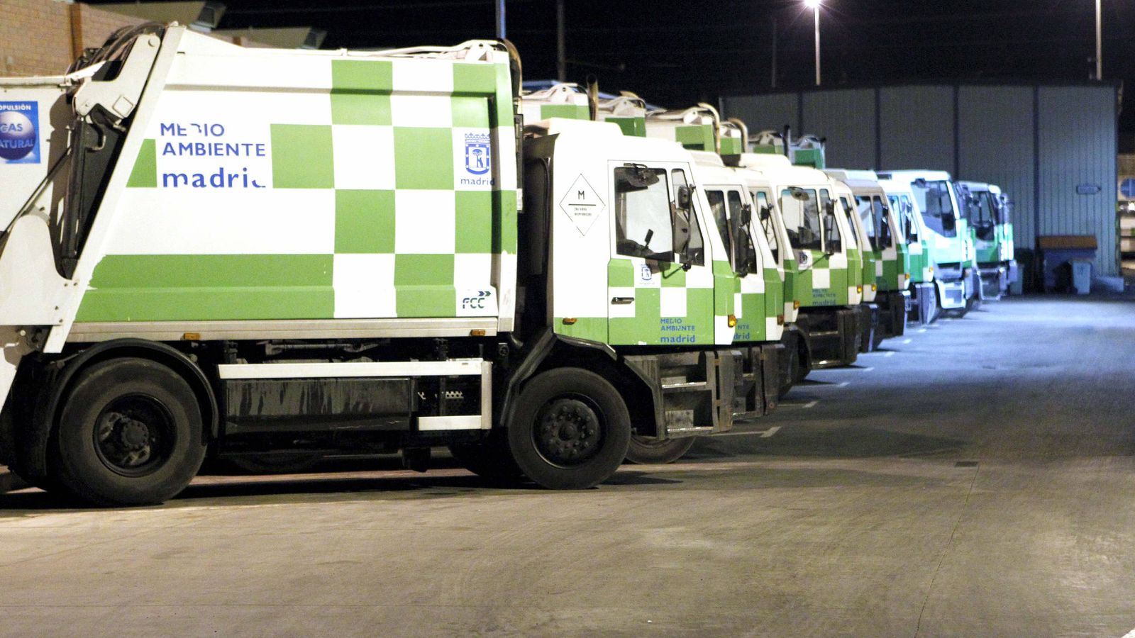 Foto: Camiones de recogida de basura de Madrid. (EFE)