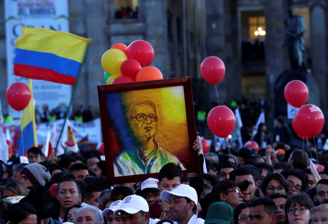 Partidarios de Petro durante un mítin en la Plaza Bolivar en La Candelaria, Bogotá, el 17 de mayo de 2018. (Reuters)