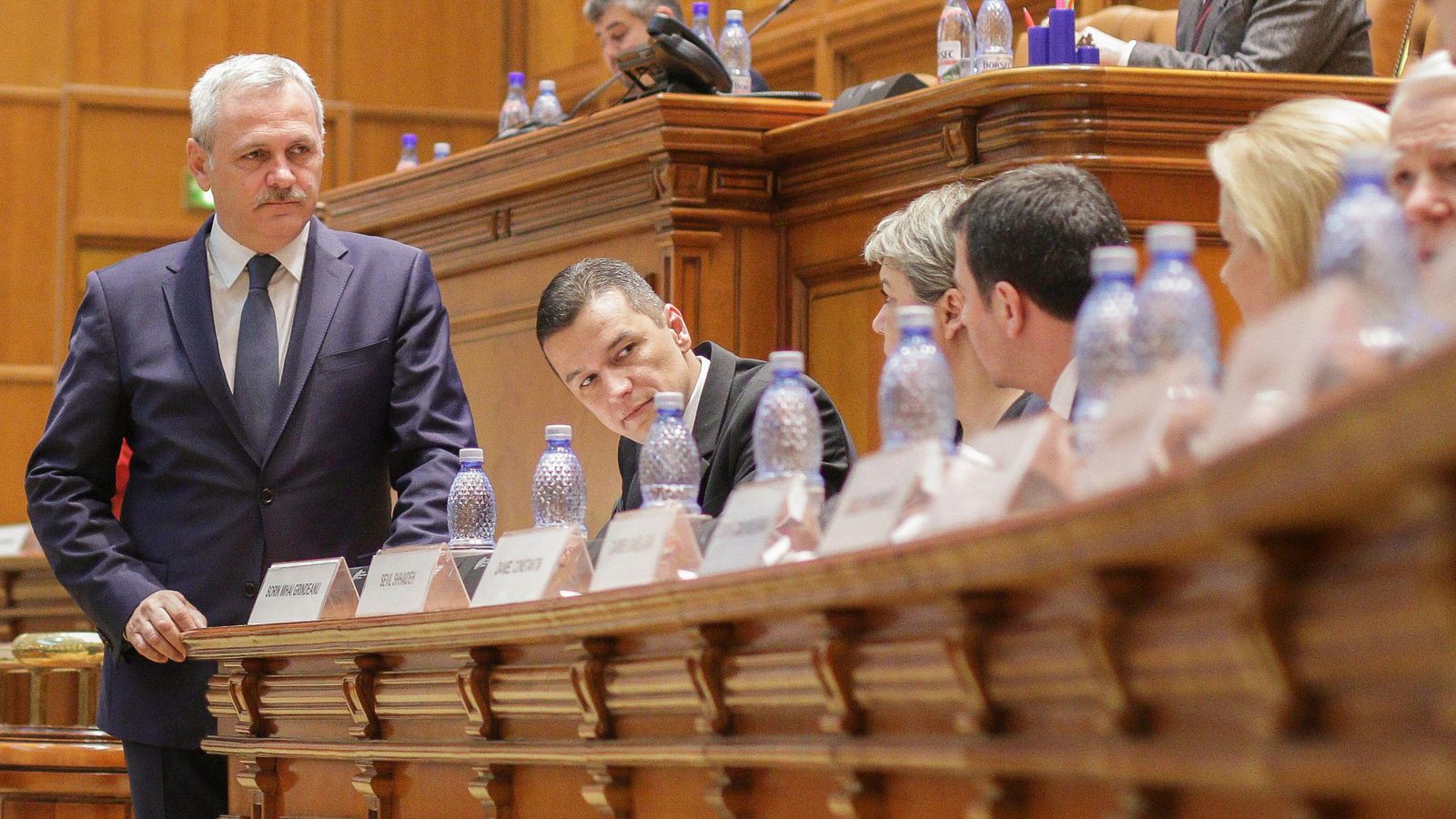 Foto: Liviu Dragnea, lídeer del PSD, junto a miembros de su partido en el Parlamento en Bucarest, el pasado 4 de enero (Reuters)