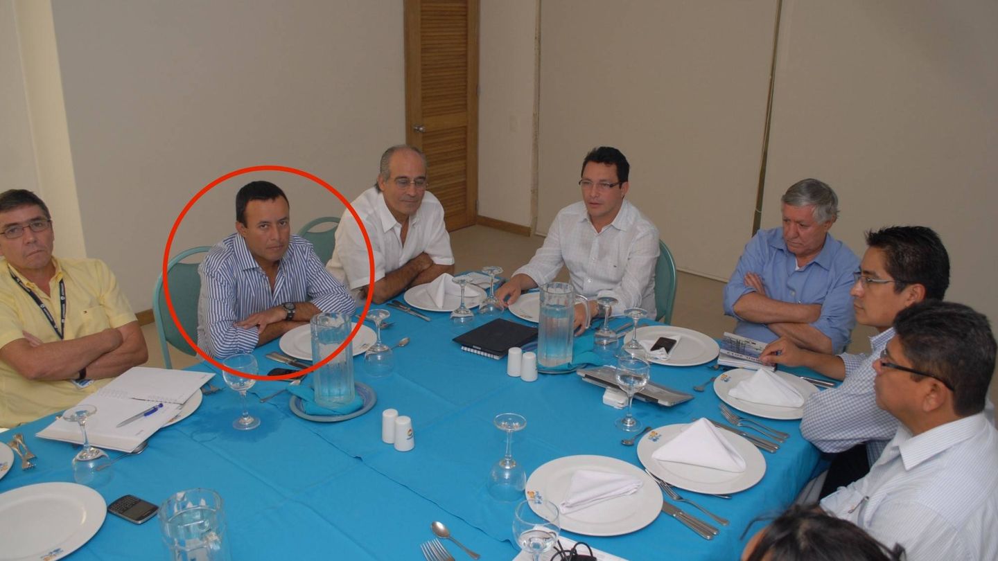 Diego García Arias, con un círculo. A su derecha, Edmundo Rodríguez Sobrino, expresidente de Inassa. (Foto: 'En Blanco y Negro')
