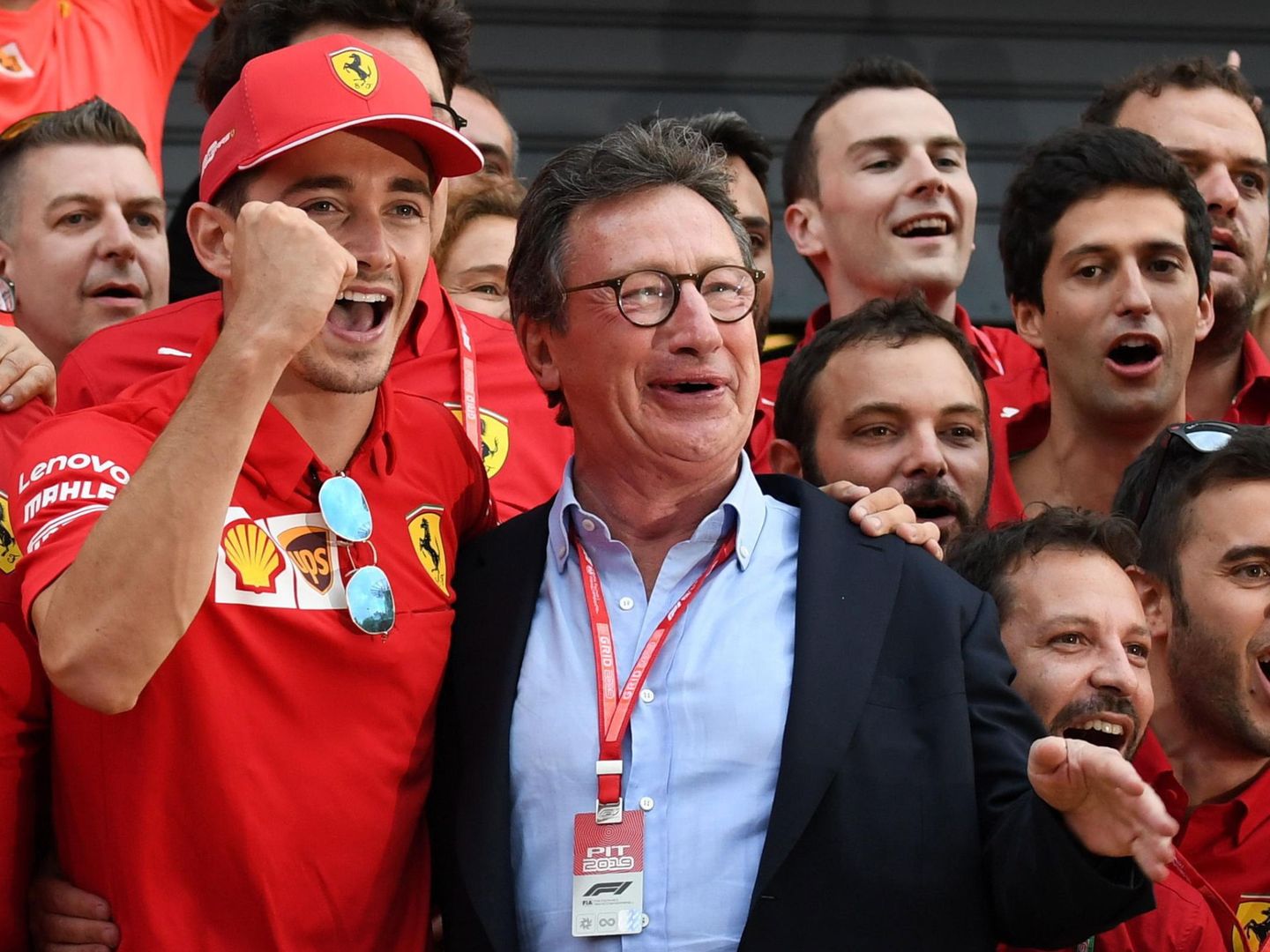 El expresidente de Ferrari Louis Camilleri, junto a Charles Leclerc en 2019