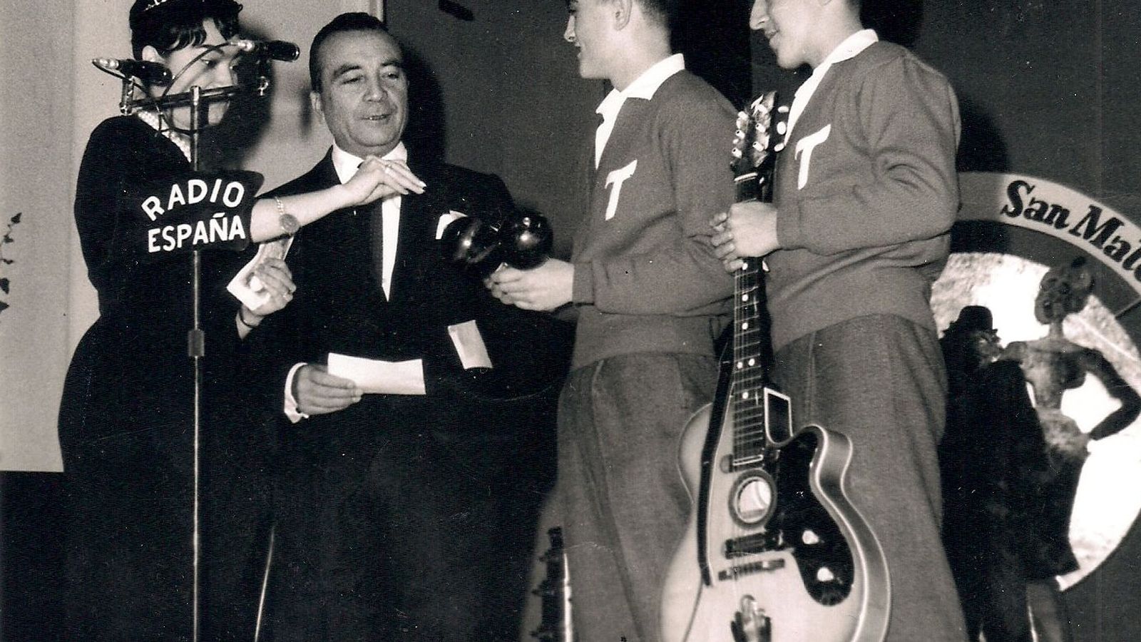 Foto: Los Teen Boys recogen de manos de Bobby Deglané el premio del concurso Vale Todo en Radio España (1961).