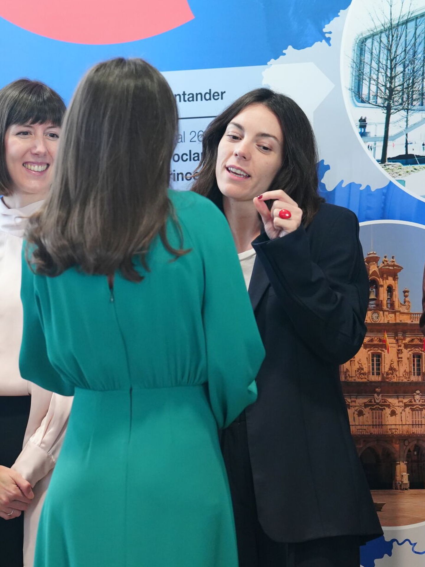 La reina Letizia y la actriz Vicky Luengo conversan en el acto de proclamación del Premio Arte 2024 de la Fundación Princesa de Girona. (Europa Press)