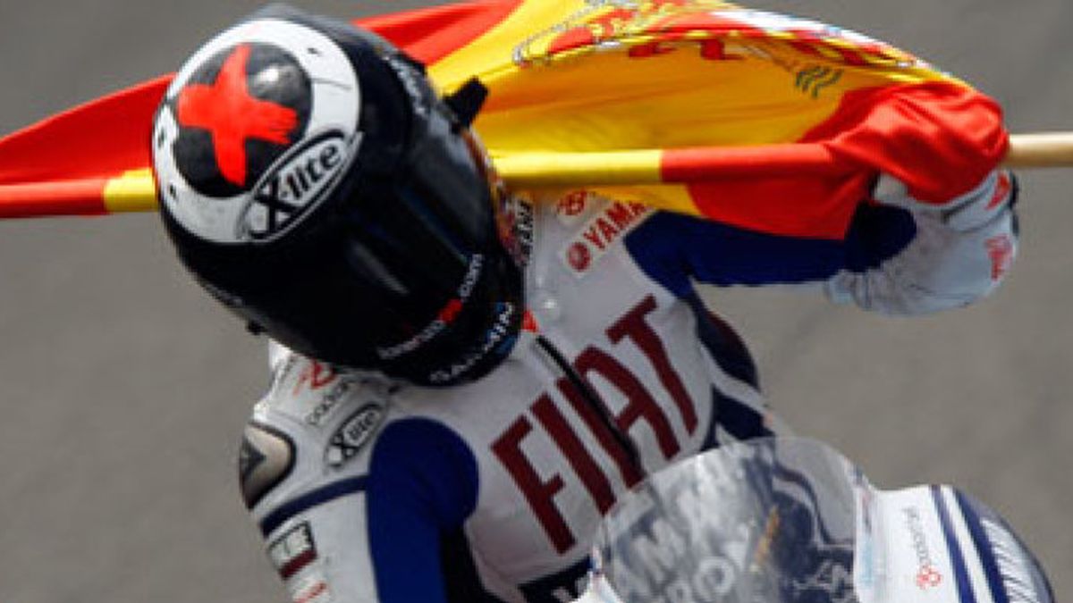 Lorenzo, líder de MotoGP, gana a Rossi en Le Mans
