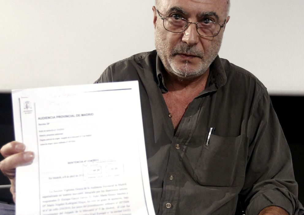 Foto: González-Vigil, con la sentencia. (EFE)