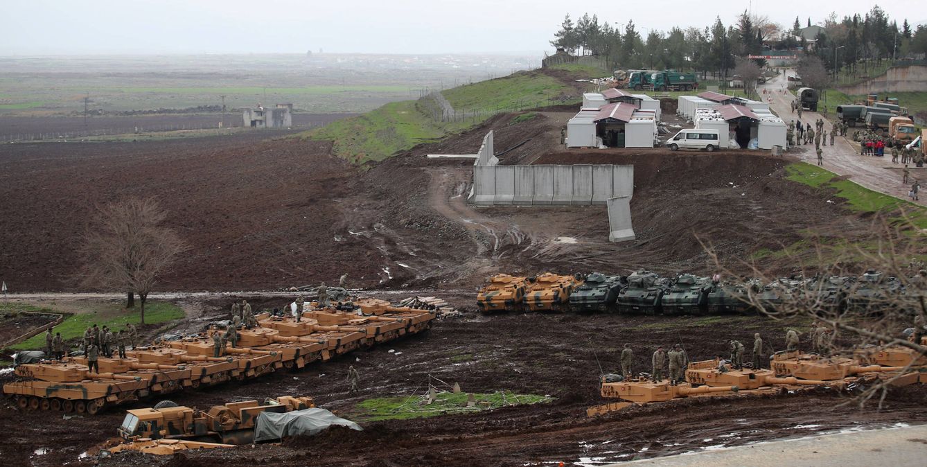 Tanques turcos y blindados de transporte de tropas cerca de la frontera turco-siria, en la provincia de Hatay. (Reuters)