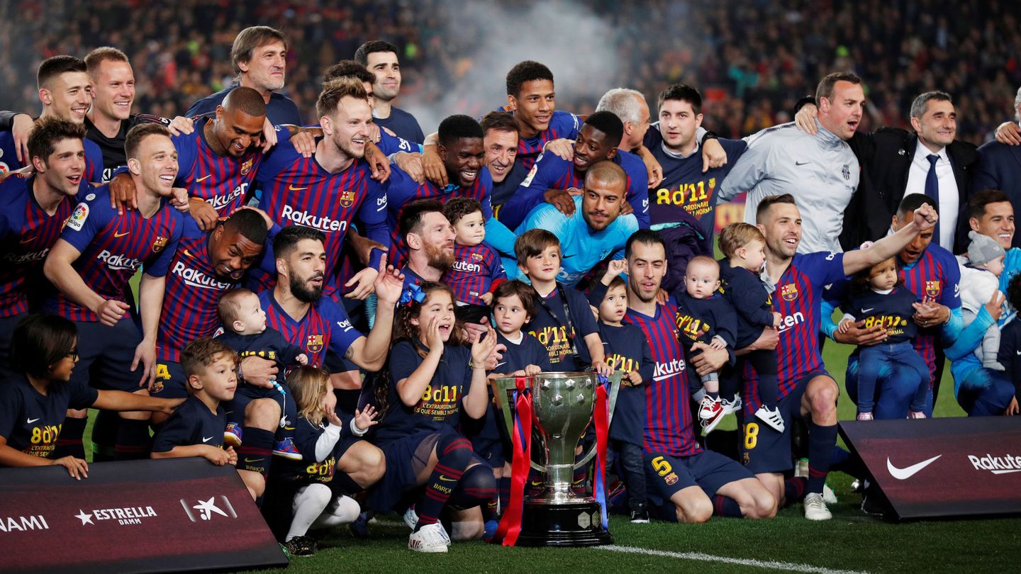 Los jugadores del Barcelona posaron junto a sus hijos con el título de campeón de Liga. (Reuters)