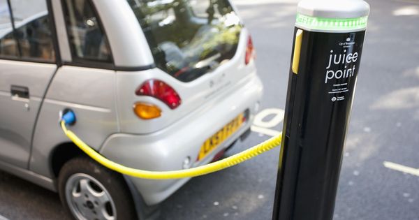 Foto: Un coche eléctrico carga su batería en Londres. (Corbis)